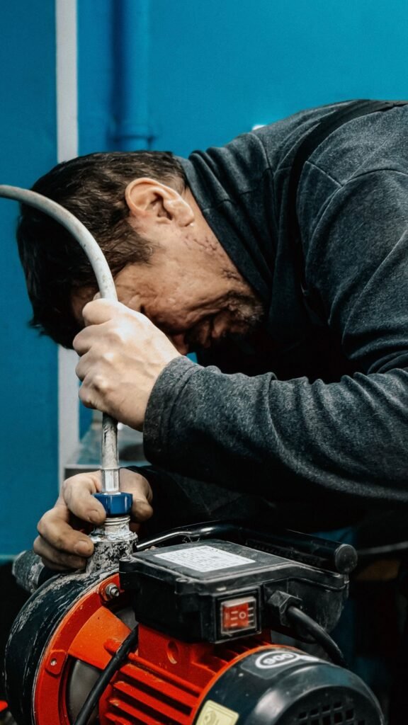 Technicien réglant une pompe de circulation