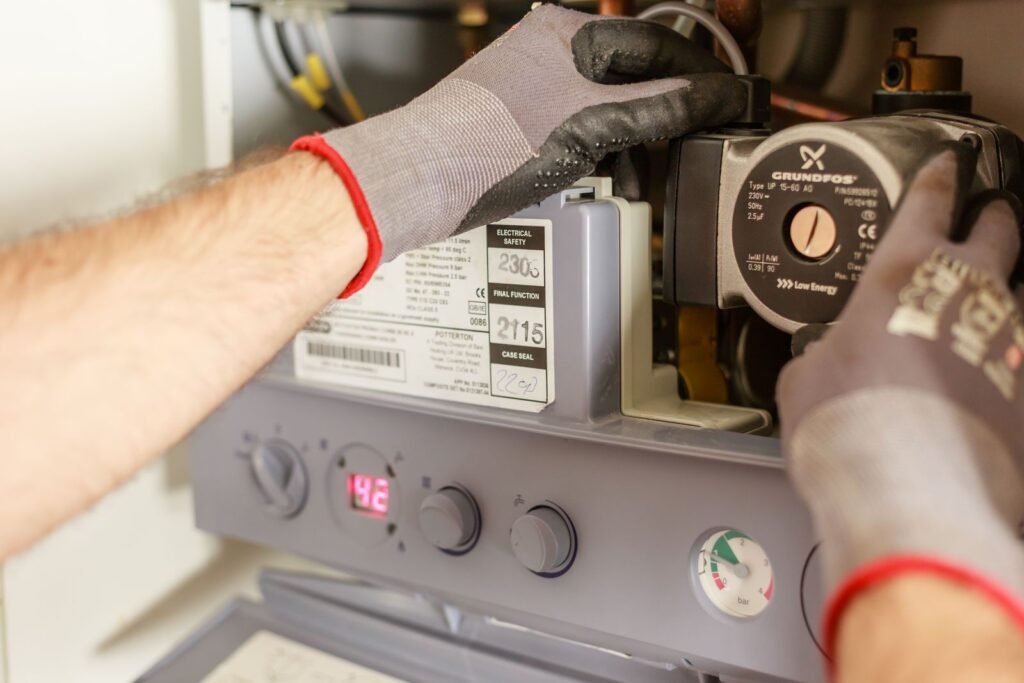 Mains réglant une chaudière avec précision