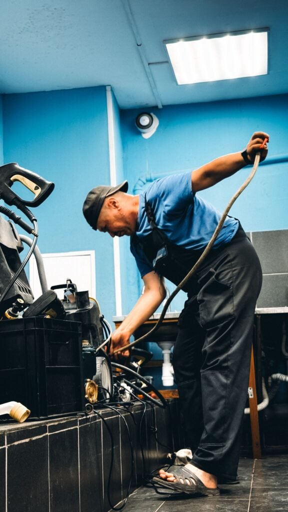 Technicien réparant un équipement